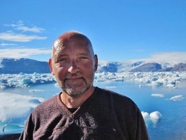 Lars Fomsgaard (f. 1959) er selvstændig hjerneforsker, hypnotisør, mental træner, coach, forfatter, og foredragsholder. Lars har siden 1977 praktiseret Amygdala-terapi; en teknik til at forstå og forvandle følelser, som man selv finder, er uhensigtsmæssige